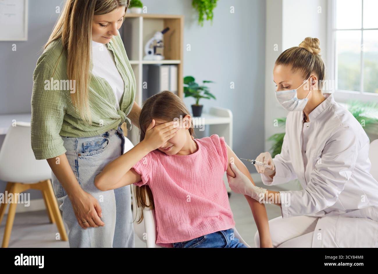 Child scared nurse mother hi-res stock photography and images - Alamy