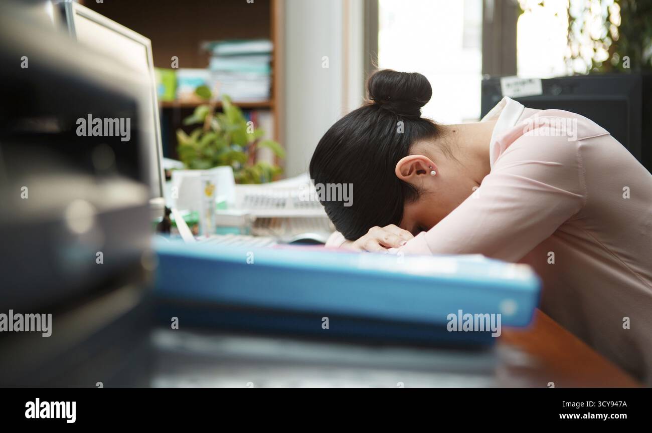 Tired businesswoman sleeping on the desk Stock Photo - Alamy