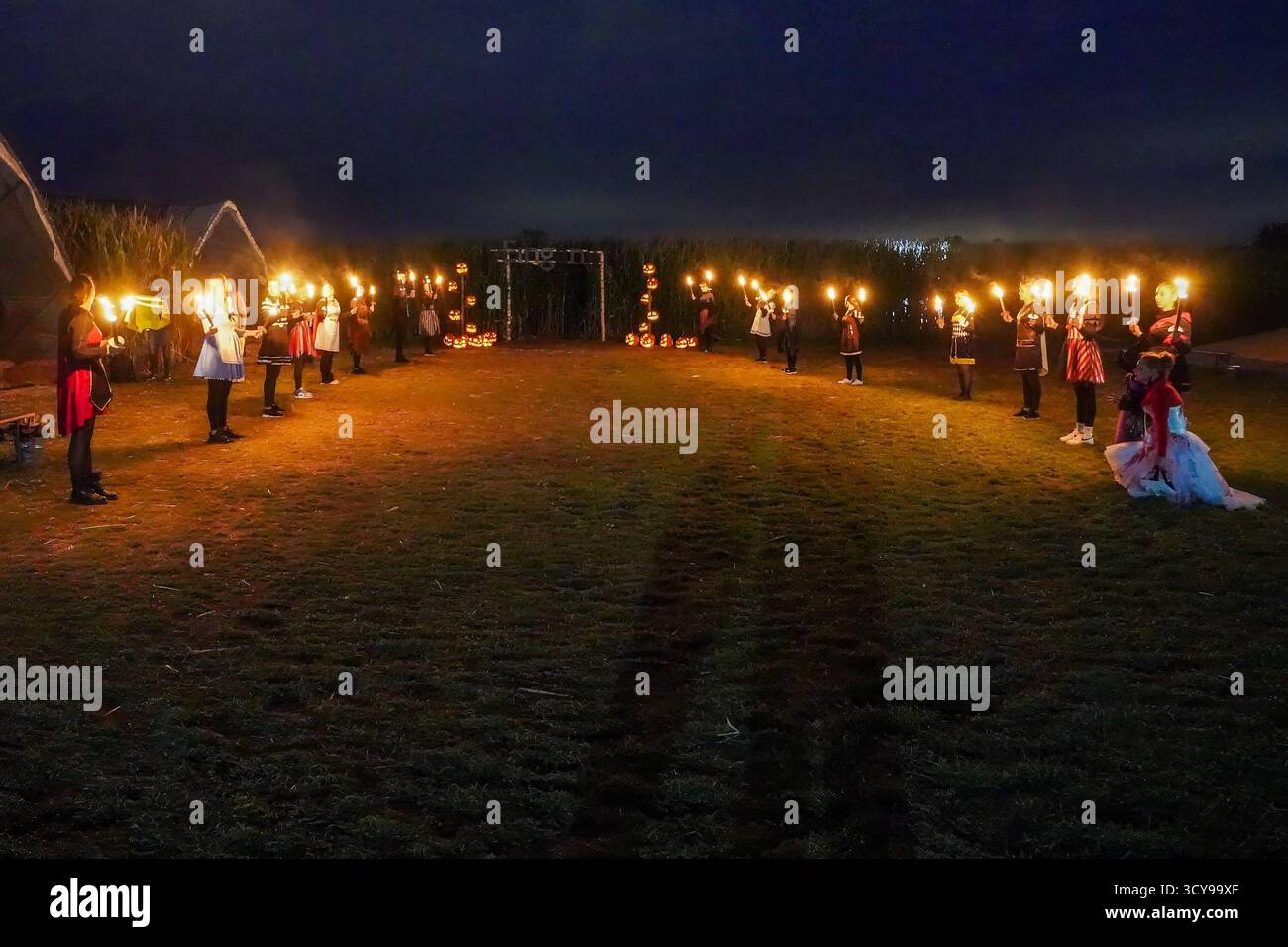 Großer Andrang vor dem Beginn des Grusellabyrinths beim Bauern Lipp ...