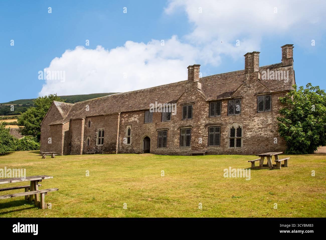Medieval fortified manor house hi-res stock photography and images - Alamy