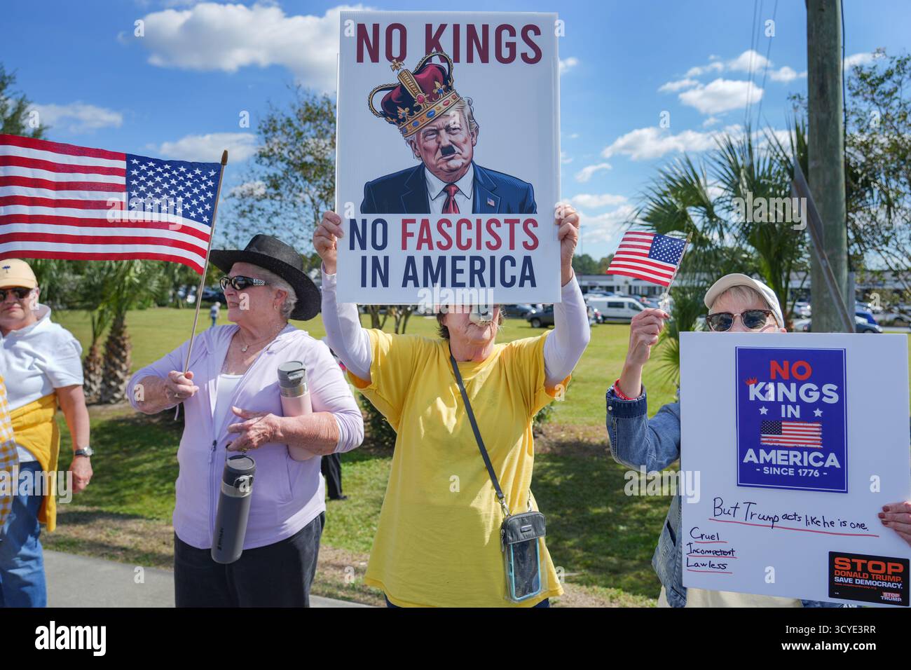 People hold signs rally hi-res stock photography and images - Alamy