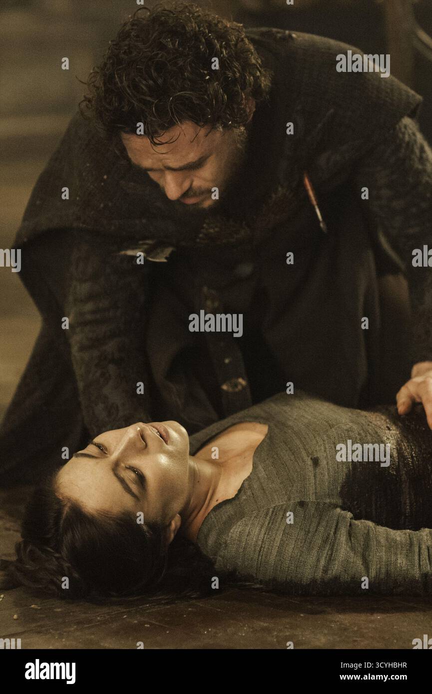 OONA CHAPLIN and RICHARD MADDEN in GAME OF THRONES (2011), directed by  DANIEL MINAHAN. Season 3x9. Credit: HBO / Album Stock Photo - Alamy, image size:865x1390