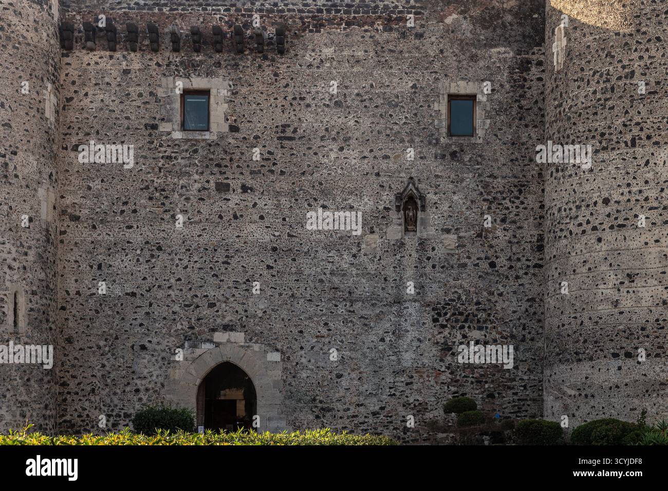 Medieval castle wall with arched doorway Stock Photo - Alamy