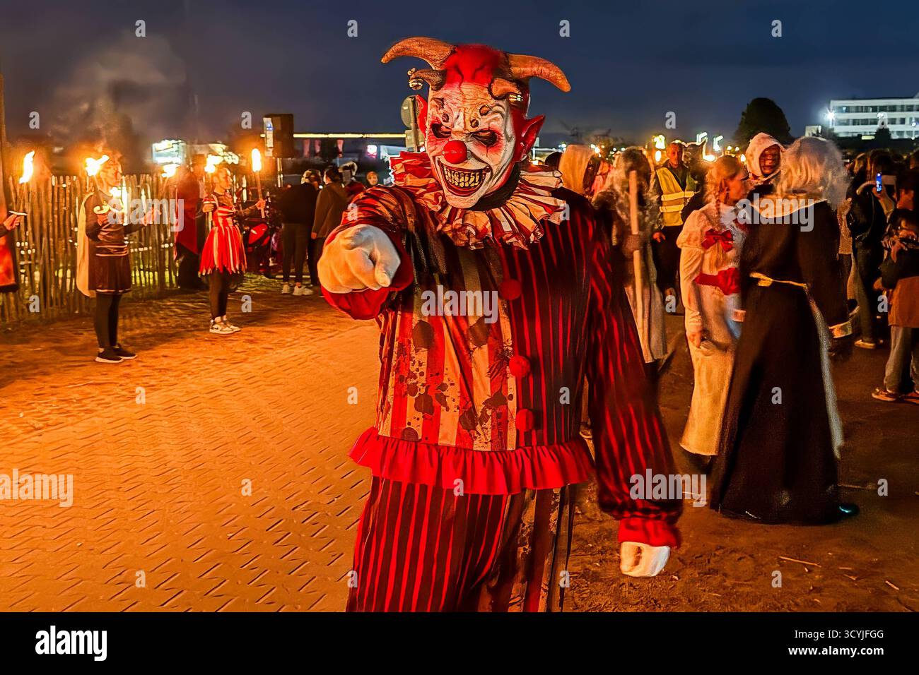 Horror-Clown vor dem Beginn des Grusellabyrinths beim Bauern Lipp beim ...