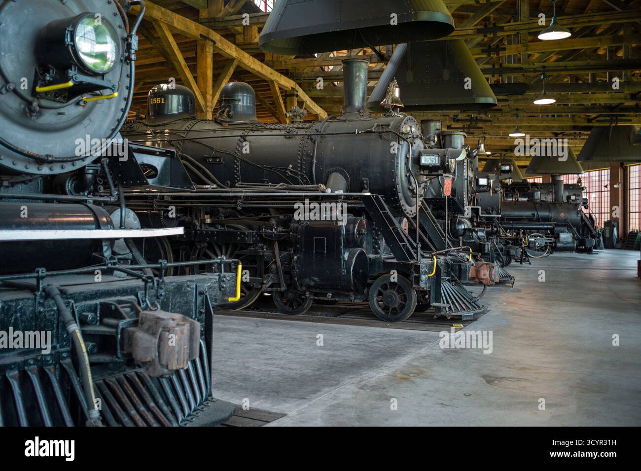Steam Engine Rows Steam locomotives in an arched row inside a roundhouse Stock Photo - Alamy