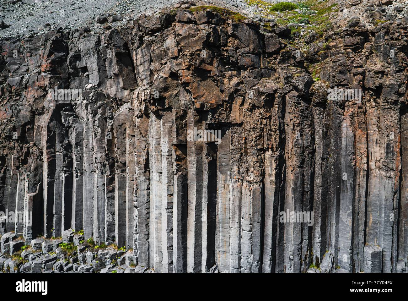 Rugged coastal cliffs rise hi-res stock photography and images - Alamy