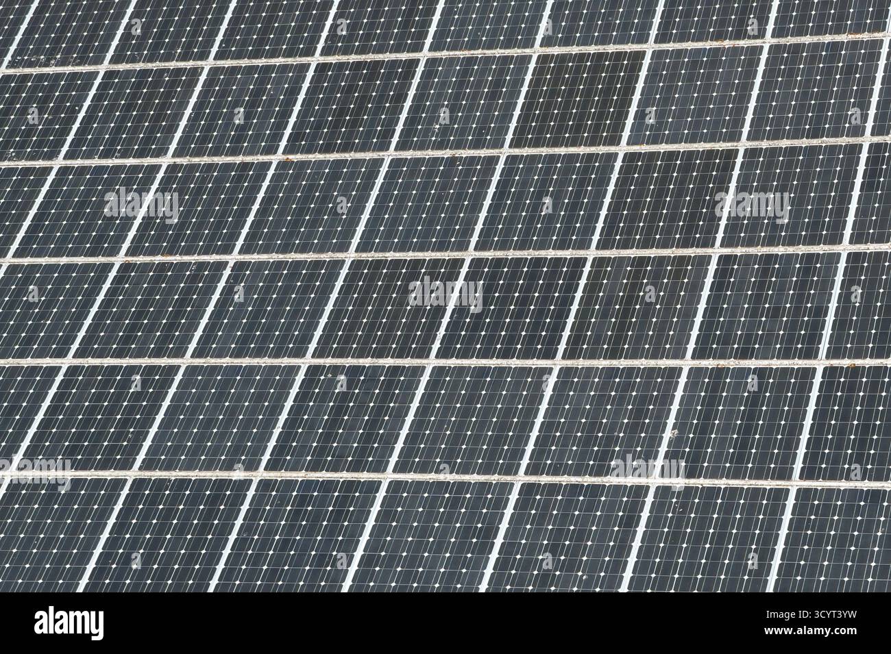 05.05.2025, Germany, Bremen, Bremen - Photovoltaics on the roof of a house. 00A250505D010CAROEX.JPG [MODEL RELEASE: NOT APPLICABLET APPLICABLE, PROPER Stock Photo