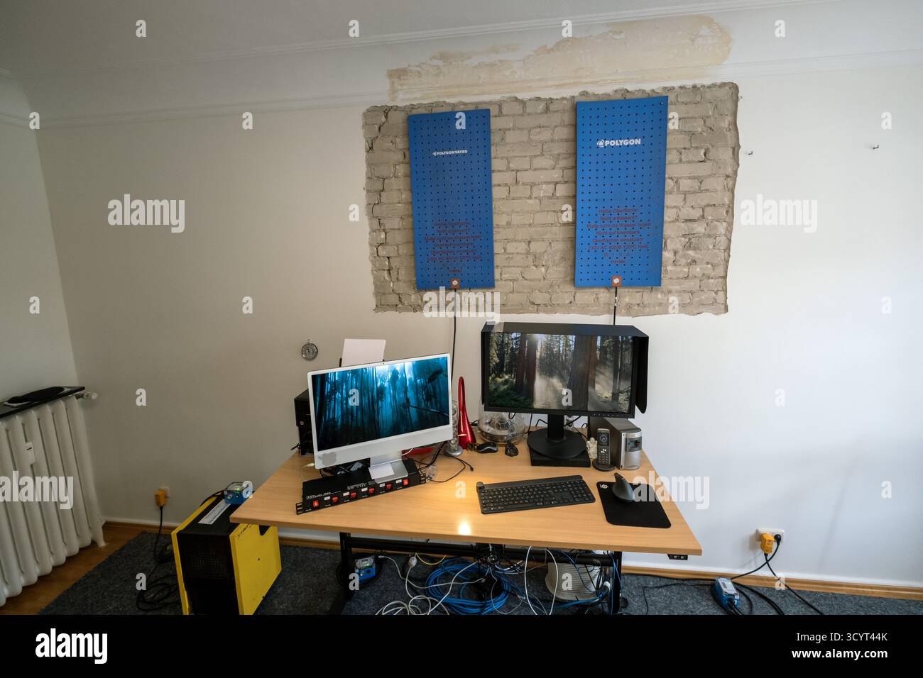 17.06.2025, Germany, Bremen, Bremen - Heating mats on the interior wall of an office for drying after water damage caused by a neighbour. In addition, Stock Photo