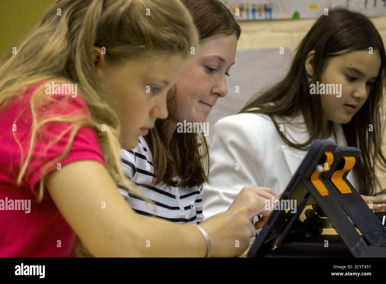 25.06.2025, Germany, Bremen, Bremen - Bremen is the first federal state to introduce the AI chatbot TELLI in schools, press event at Habenhausen secon Stock Photo