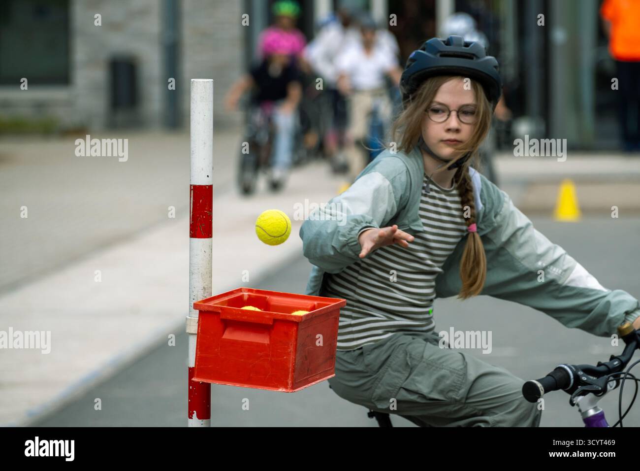 09.07.2025, Germany, Bremen, Bremen - Bicycle training for primary school pupils in a school playground during the summer holidays as a public press e Stock Photo