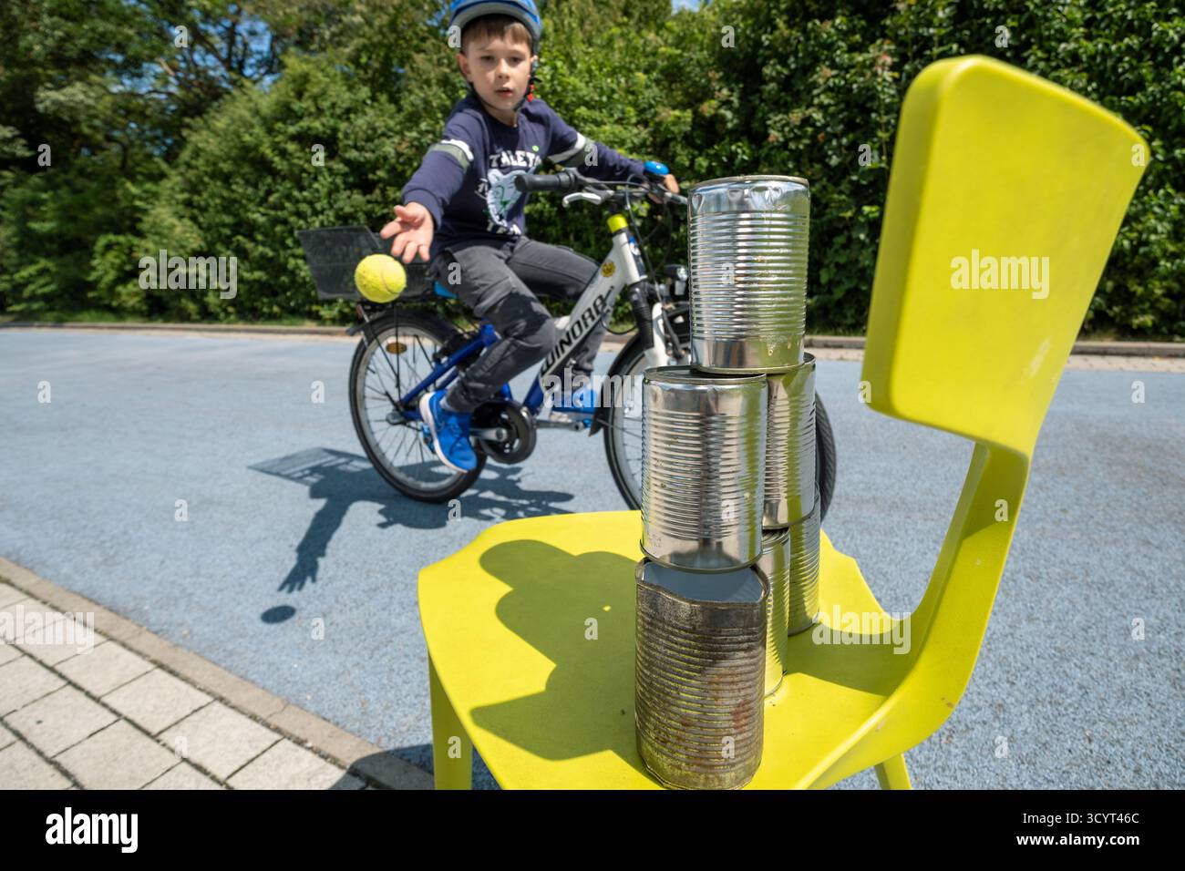 09.07.2025, Germany, Bremen, Bremen - Bicycle training for primary school pupils in a school playground during the summer holidays as a public press e Stock Photo
