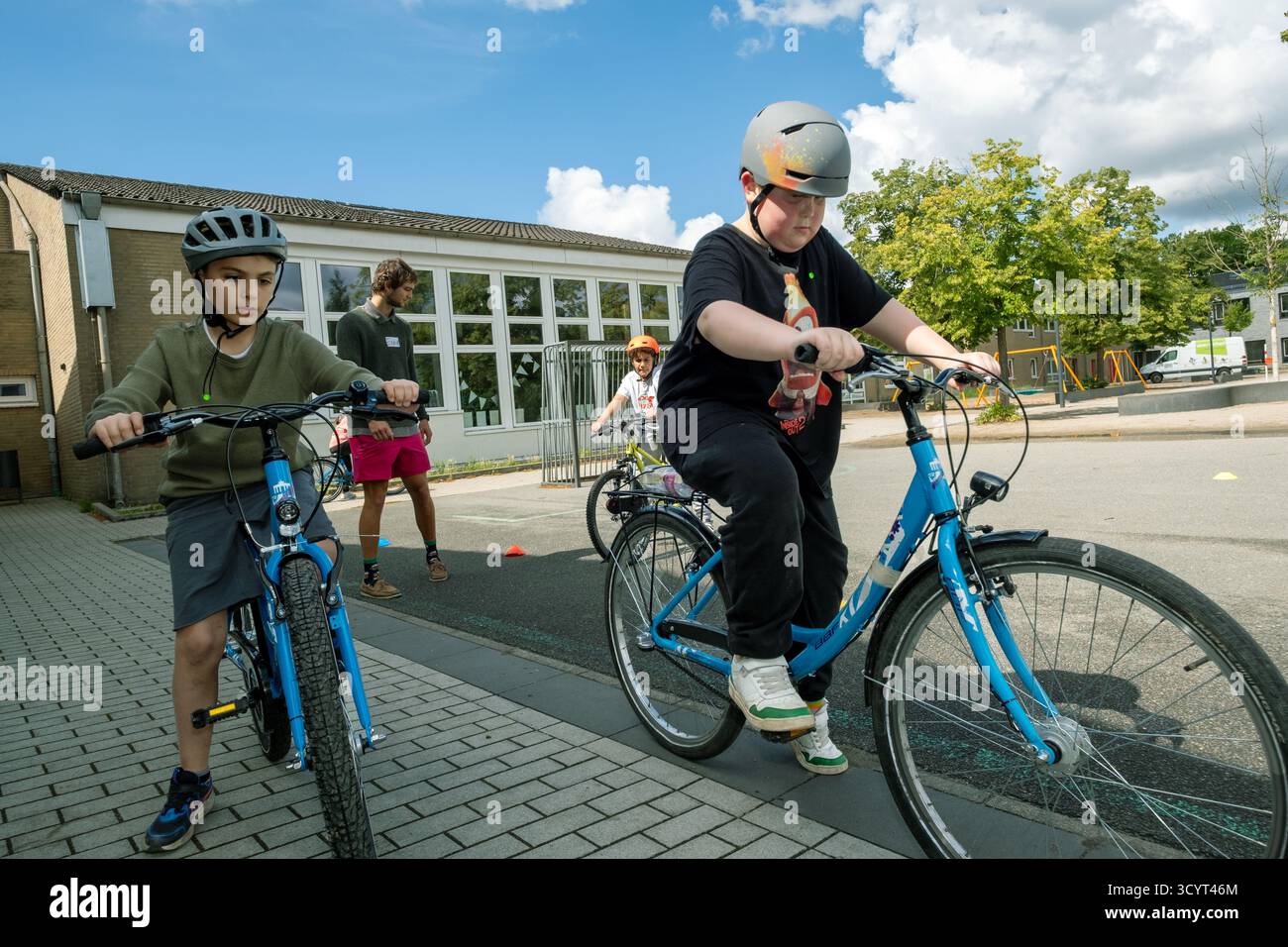 09.07.2025, Germany, Bremen, Bremen - Bicycle training for primary school pupils in a school playground during the summer holidays as a public press e Stock Photo