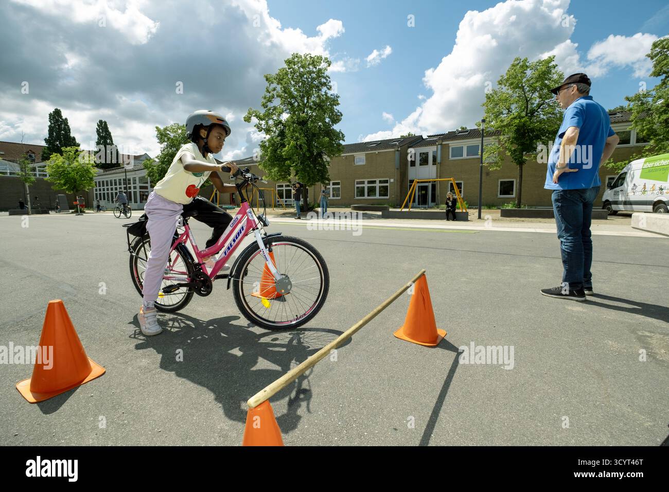 09.07.2025, Germany, Bremen, Bremen - Bicycle training for primary school pupils in a school playground during the summer holidays as a public press e Stock Photo