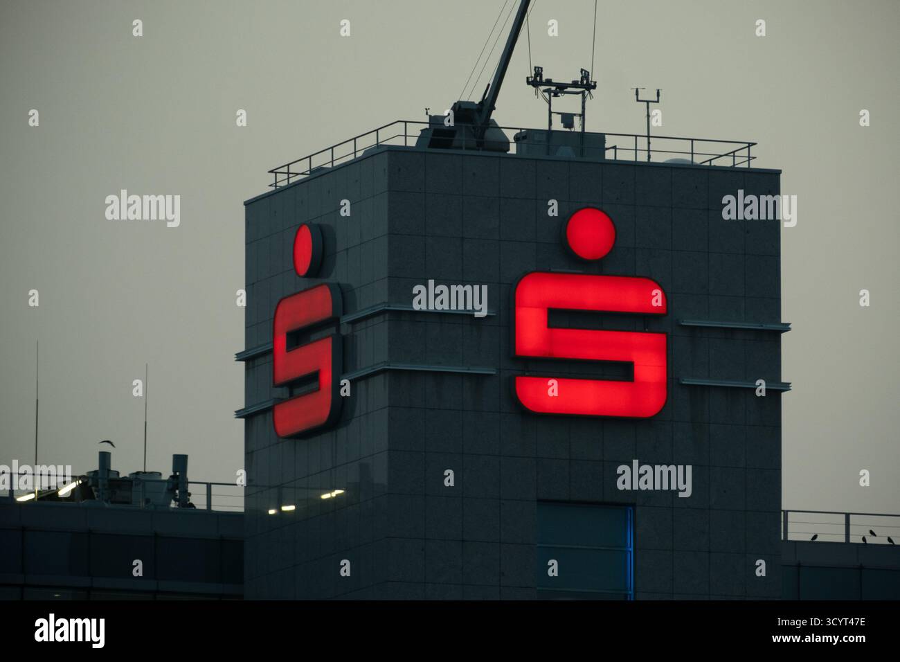15.08.2025, Germany, North Rhine-Westphalia, Essen - Neon sign of the Sparkasse Essen, city centre branch at dawn. 00A250815D028CAROEX.JPG [MODEL RELE Stock Photo