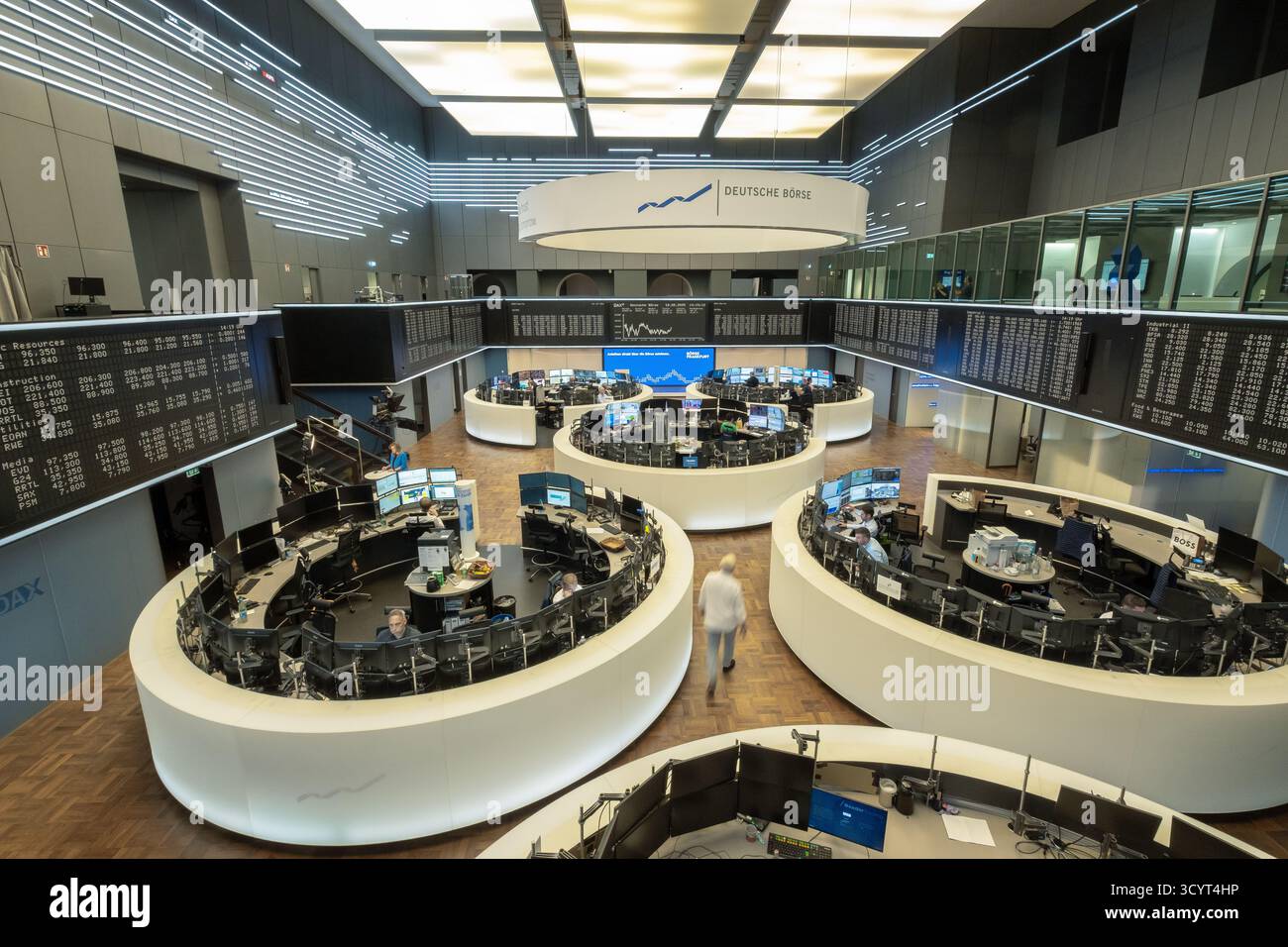 18.08.2025, Germany, Hesse, Frankfurt am Main - Overview of the trading floor, Frankfurt Stock Exchange (Deutsche Boerse AG). 00A250818D135CAROEX.JPG Stock Photo