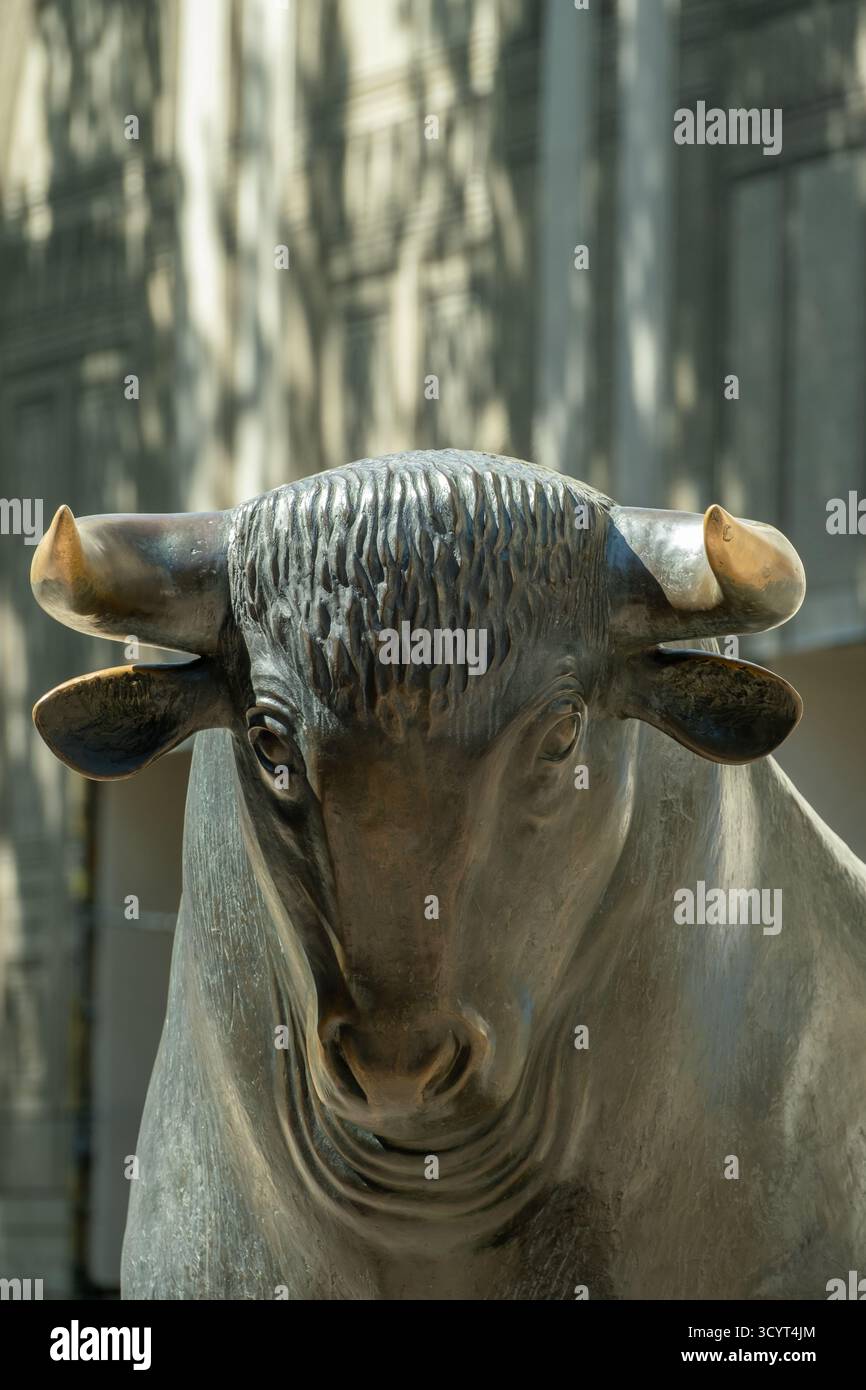 18.08.2025, Germany, Hesse, Frankfurt am Main - Bull and bear in front of the Frankfurt Stock Exchange, symbols for rising (bull market) and falling ( Stock Photo