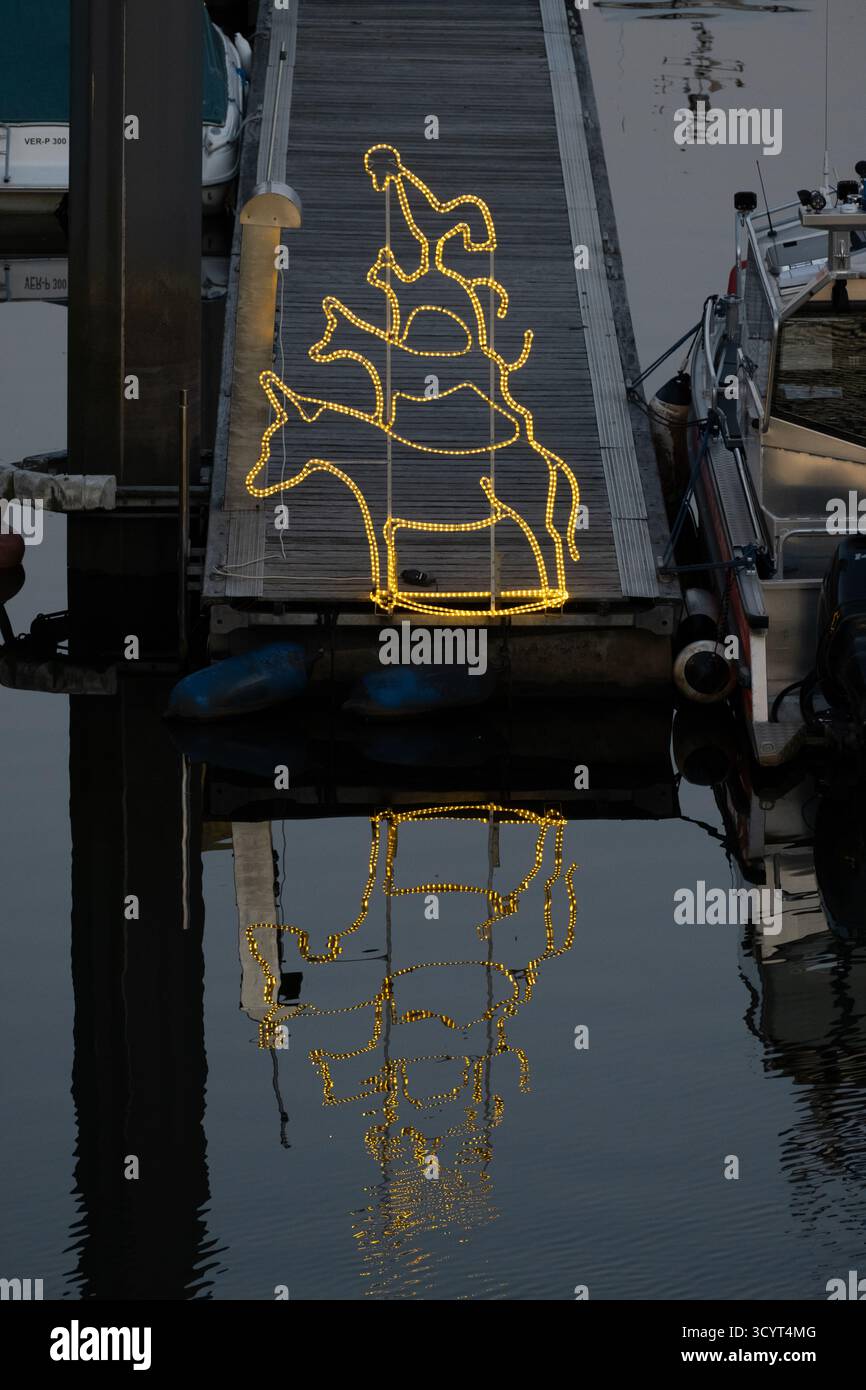 02.09.2025, Germany, Bremen, Bremen - Boat moorings for small yachts and boats on the Weser, with the Bremen Town Musicians as a light installation in Stock Photo