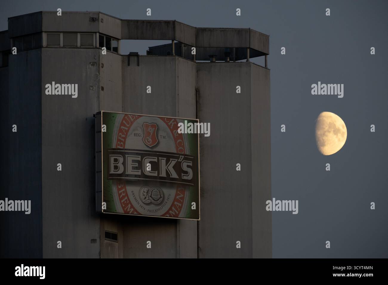 02.09.2025, Germany, Bremen, Bremen - Beck GmbH & Co. KG brewery, part of the Anheuser-Busch InBev group, Becks logo on the brewery silo. 00A250902D23 Stock Photo