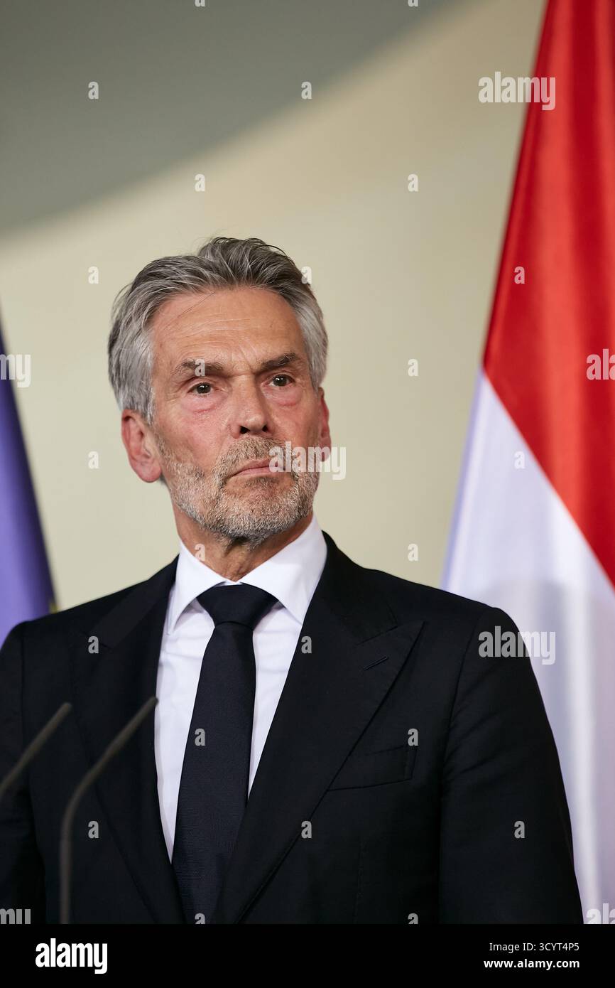 10.06.2025, Germany, Berlin, Berlin - The Prime Minister of the Kingdom of the Netherlands, Dick Schoof, at a press conference in the Chancellery. 00R Stock Photo