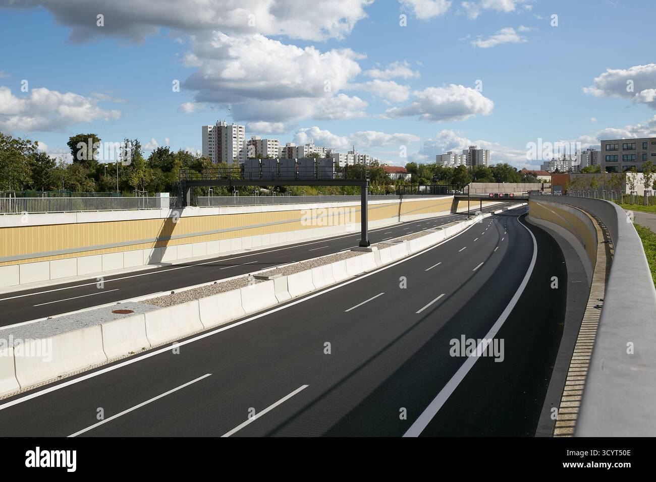 23.09.2025, Germany, Berlin, Berlin - View of the A 100 between the Neukˆlln and Treptow junctions towards Neukˆlln. There are no vehicles on either l Stock Photo