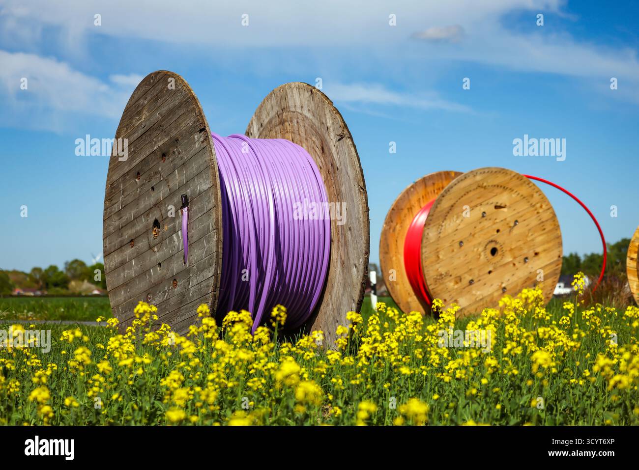 14.05.2025, Germany, North Rhine-Westphalia, Boenen - Internet broadband expansion in rural areas, construction site for laying fibre optic cables und Stock Photo