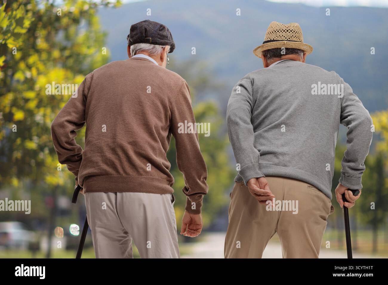 2 people walking back view hi-res stock photography and images - Alamy