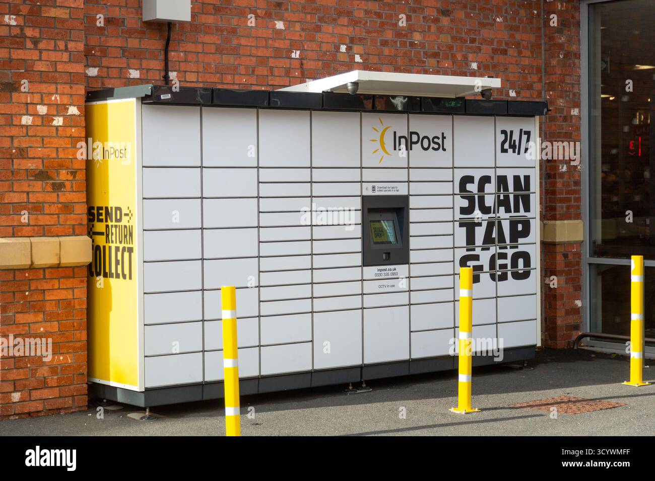 Parcel Collection Machine Automated parcel machines hi-res stock photography and images - Alamy