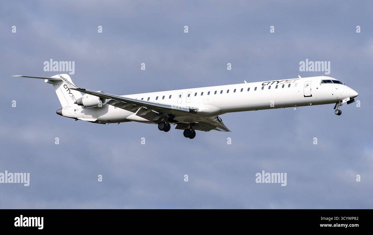 eine-bombardier-crj-1000-der-fluglinie-airline-fluggesellschaft-city