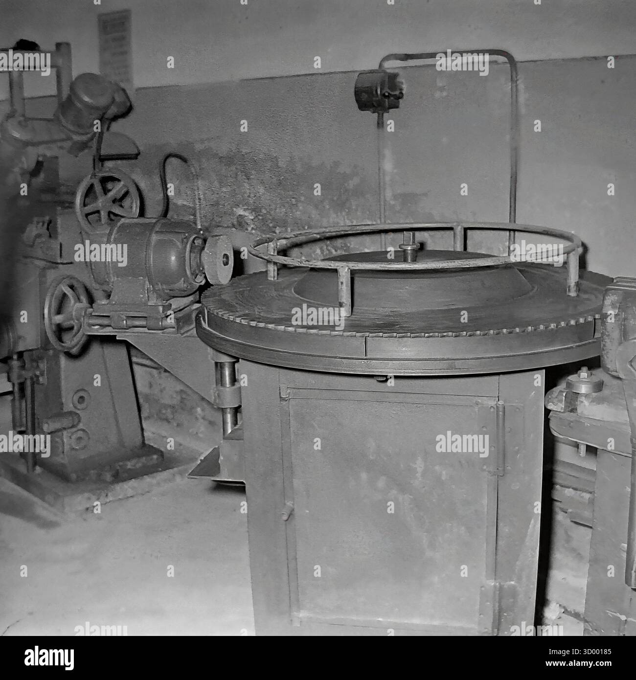 Lathe machine, 1960s hi-res stock photography and images - Alamy