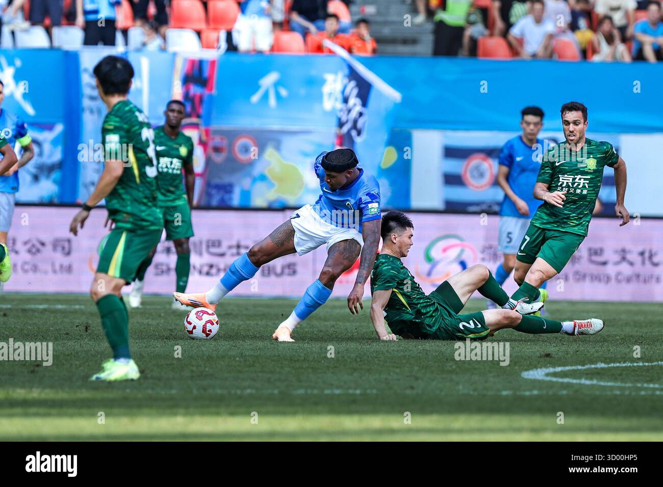 Shenzhen Peng City Football Club defeated Beijing Guoan Football Club ...