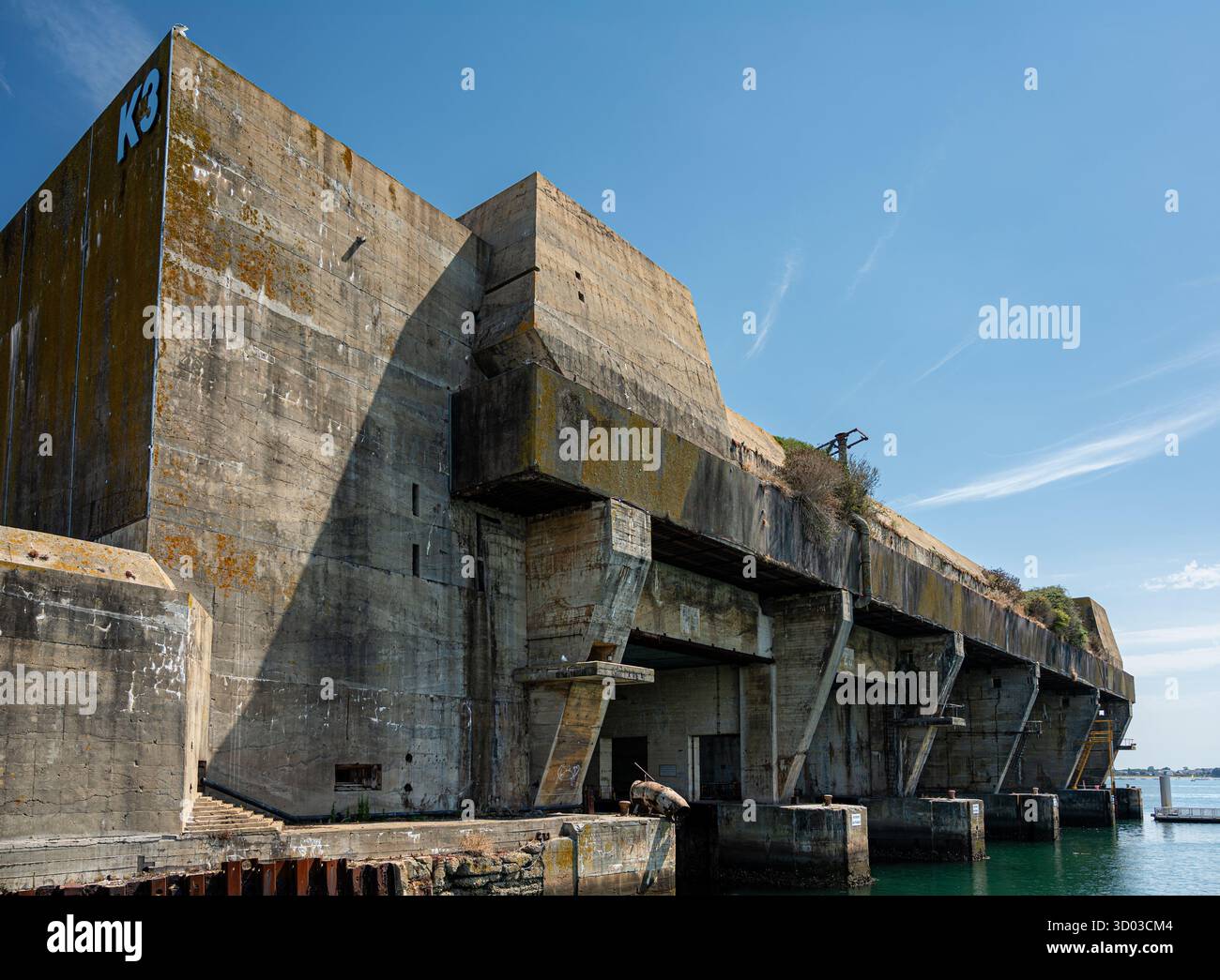 Abandoned concrete structure stands empty hi-res stock photography and ...