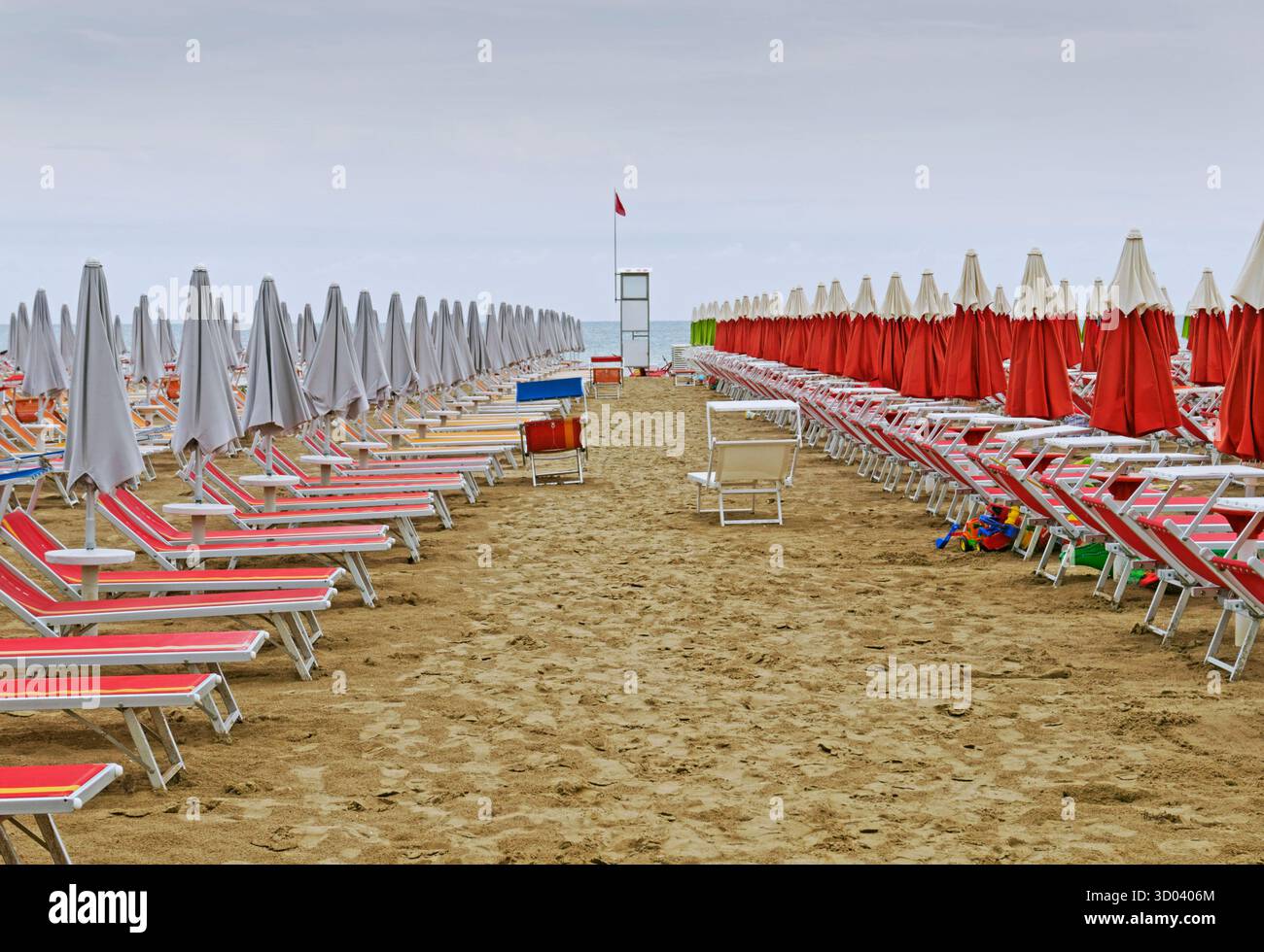 Empty beach loungers closed sun hi-res stock photography and images - Alamy