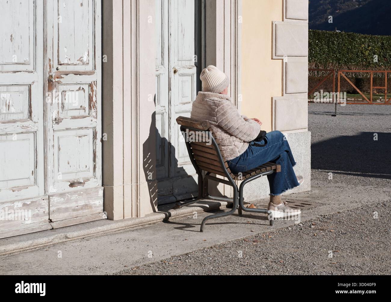 Elderly people sitting on bench hi-res stock photography and images - Alamy