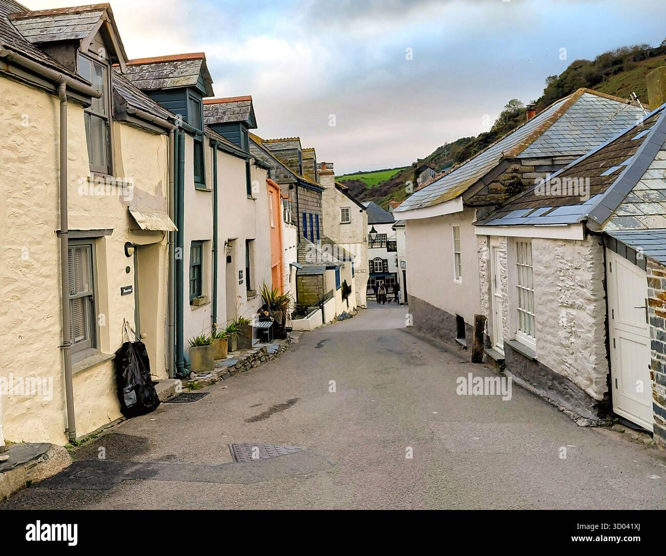 Editorial Port Isaac, England - October 13, 2025: Typical rustic Cornish architecture in a narrow street in Port Isaac in North Cornwall, England. Stock Photo