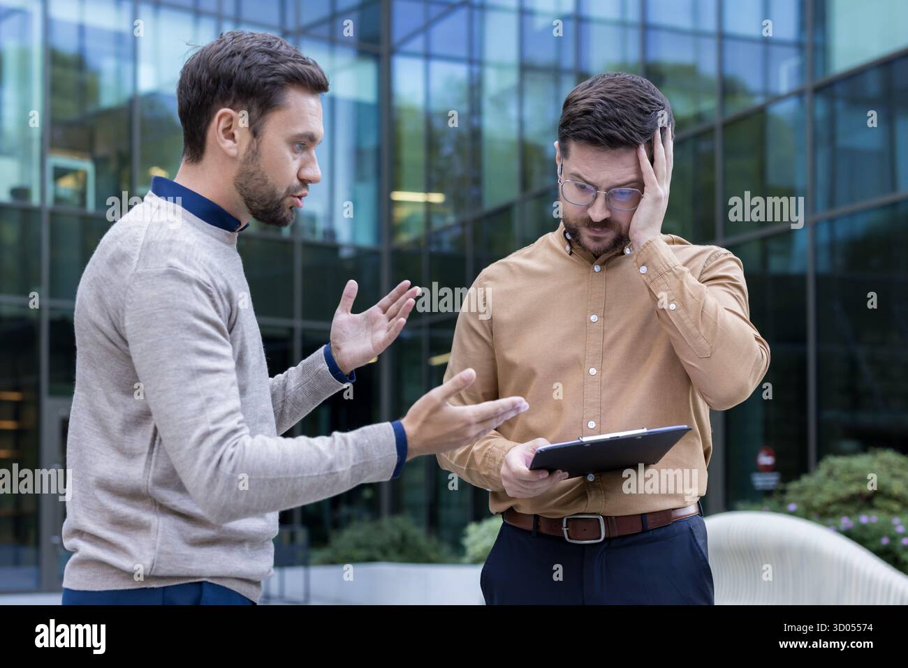 Two men arguing hi-res stock photography and images - Alamy