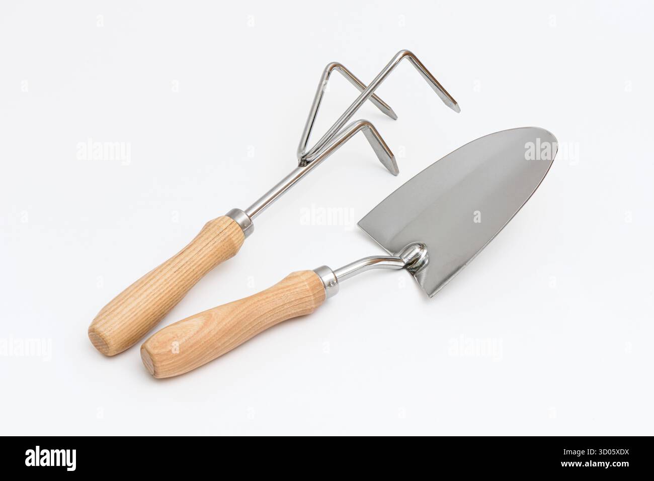 Benefits and drawbacks of using a trowel for weeds
