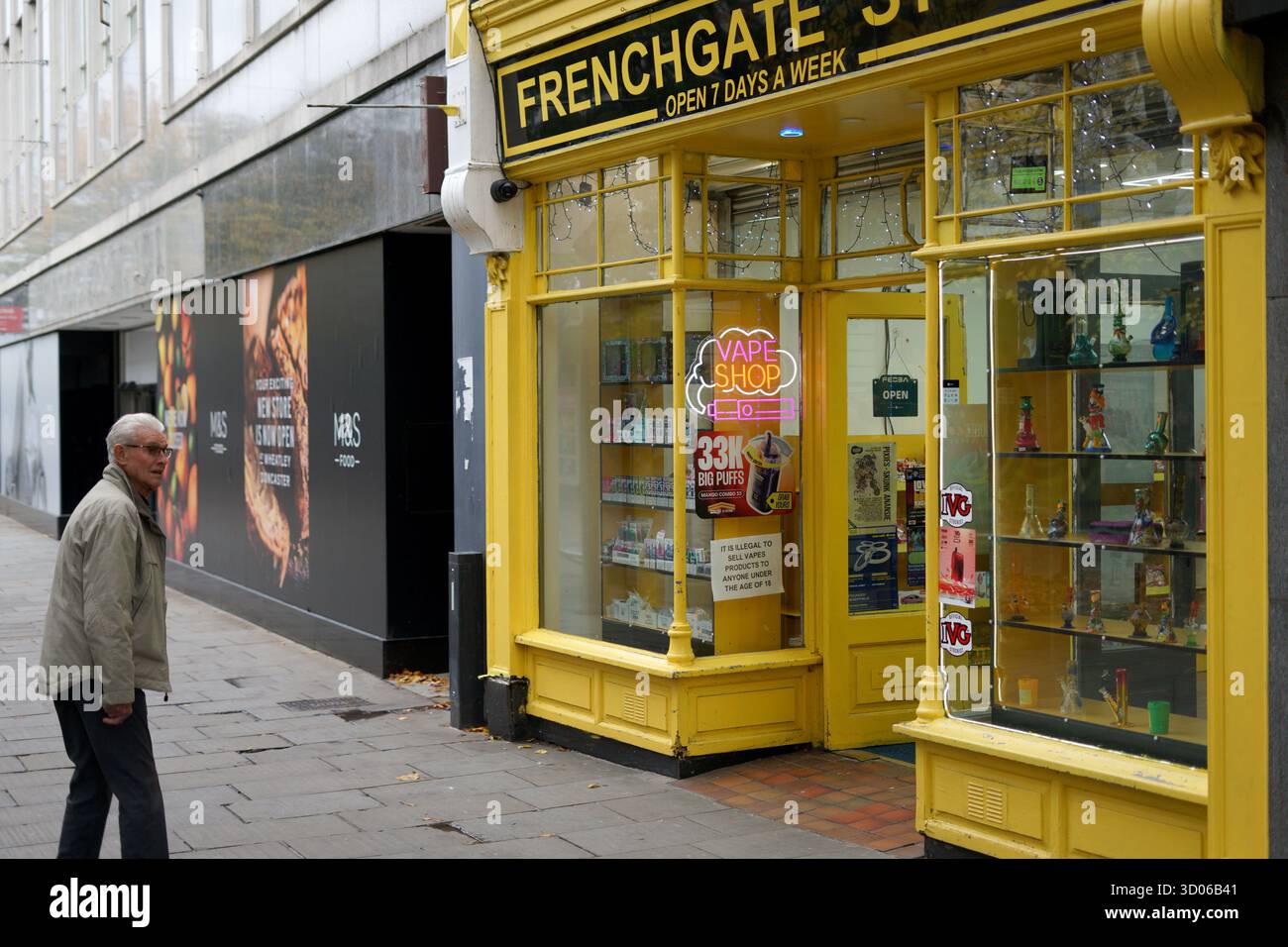 Vape street hi-res stock photography and images - Page 2
