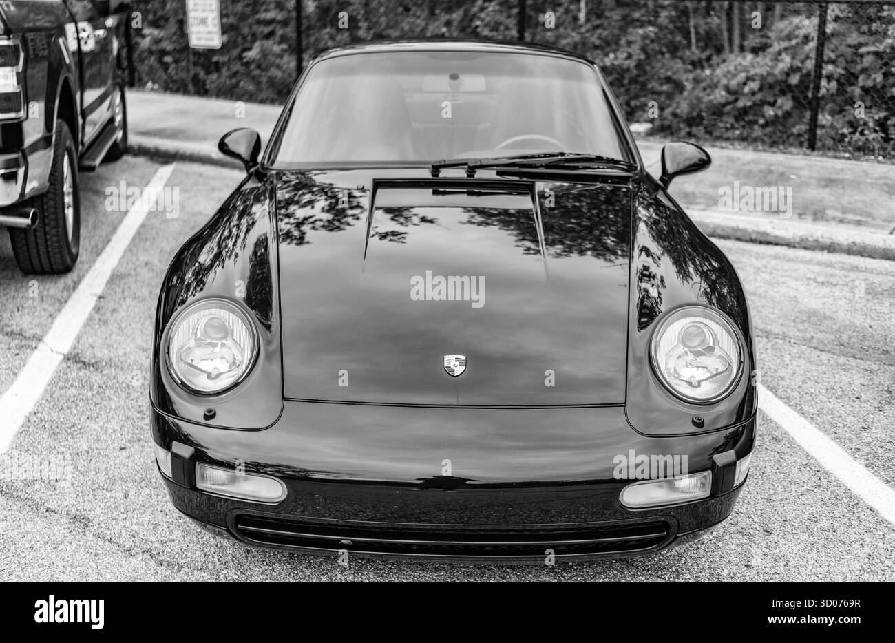 View Photos of the 2025 Porsche 911 GTS Hybrid, image size:1300x934