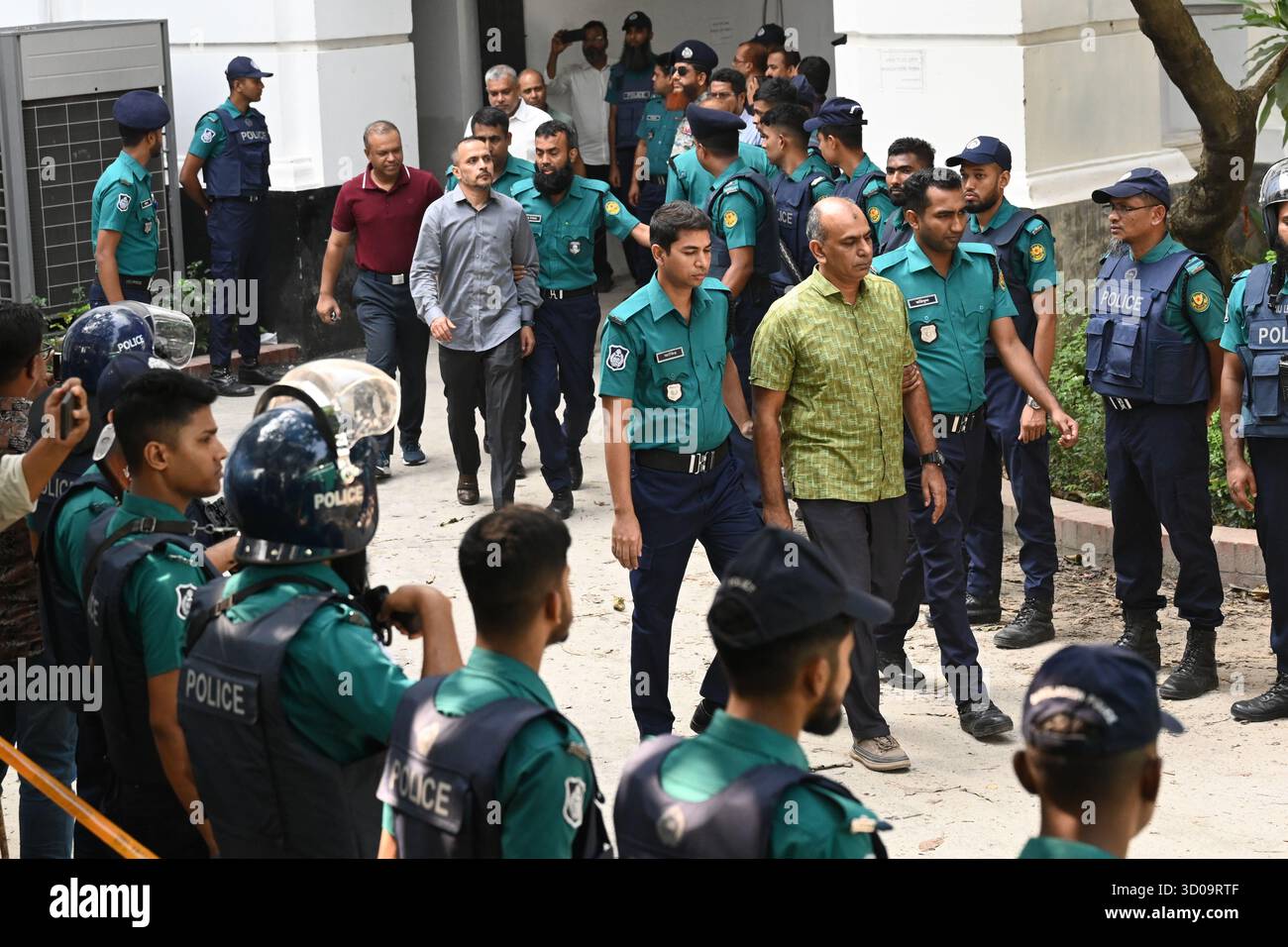 police-personnel-escort-detainees-accused-army-officers-to-jail-after