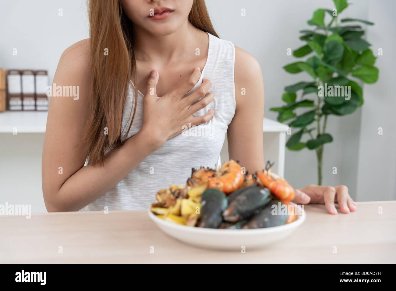 Rask Eating food allergies, women have reactions itching and redness after eating ...