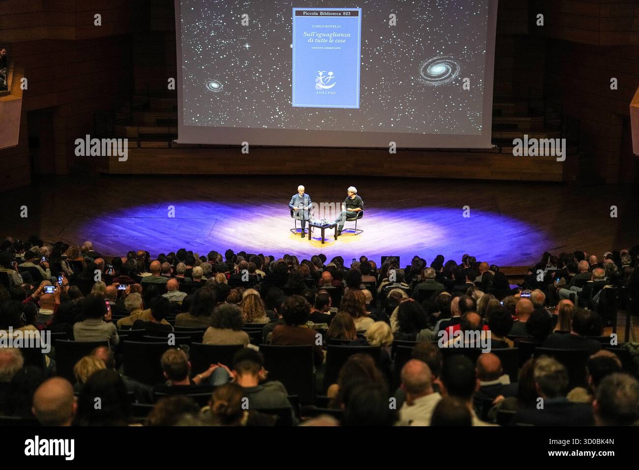 Milano, Italia. 22nd Oct, 2025. Carlo Rovelli e Luciano Fontana al ...