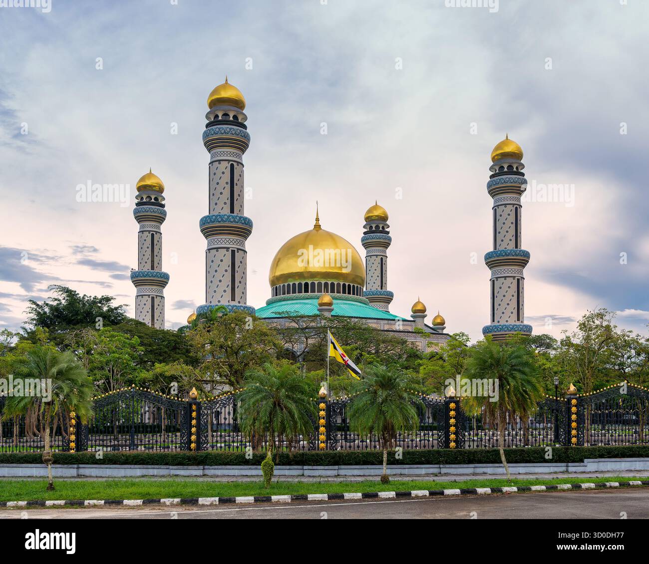 jame-asr-hassanil-bolkiah-mosque-bandar-seri-begawan-brunei-golden