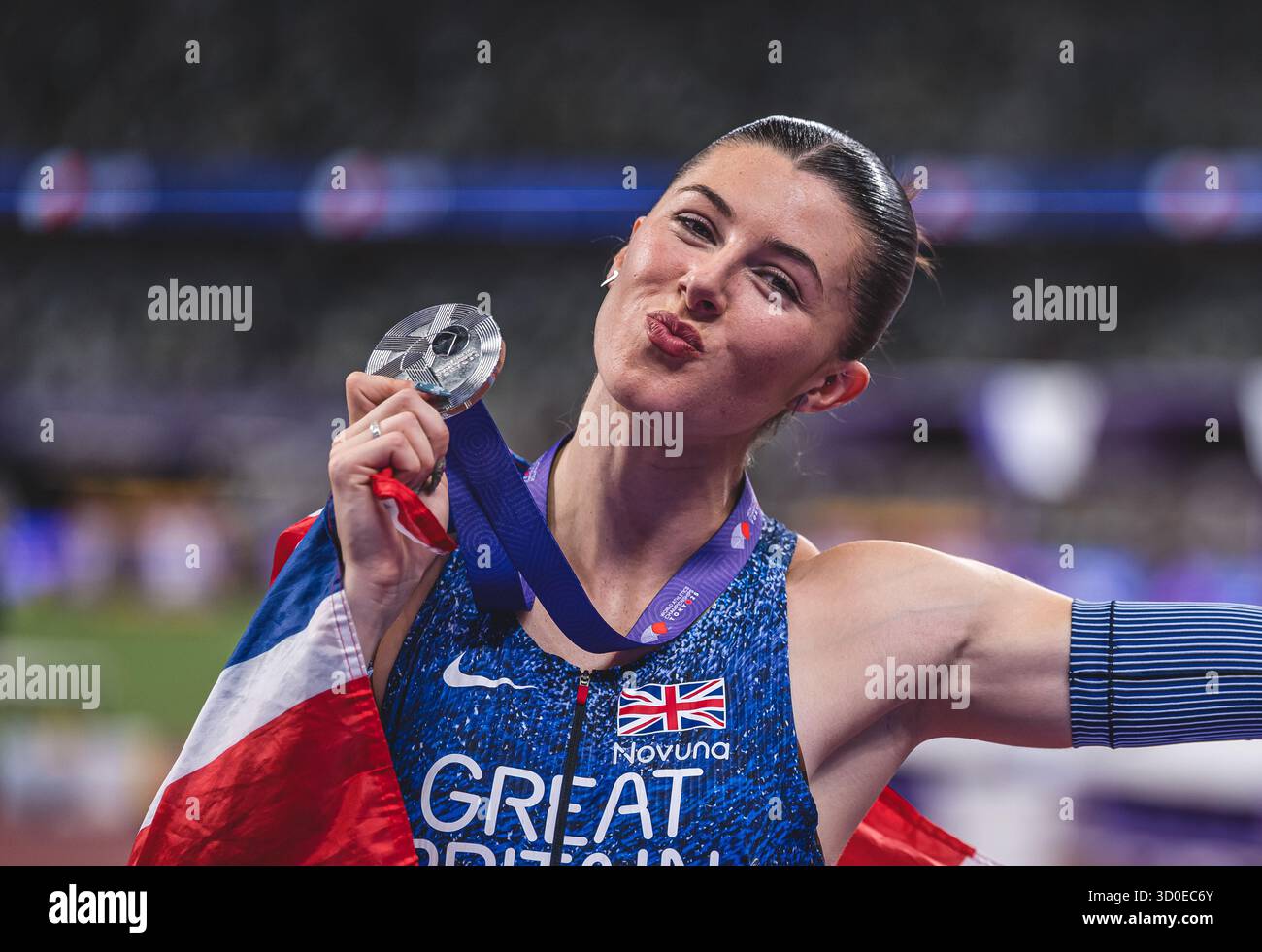 Amy Hunt celebrating her medal with her country's flag at the 2025 ...