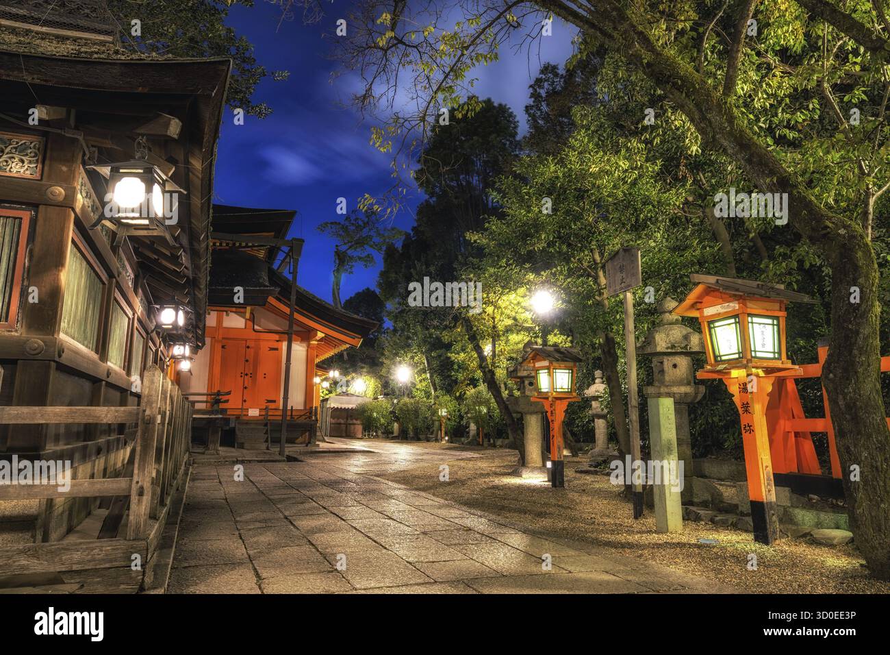 Kyoto yasaka shrine taken during night. Famous shinto temple in Kyoto ...