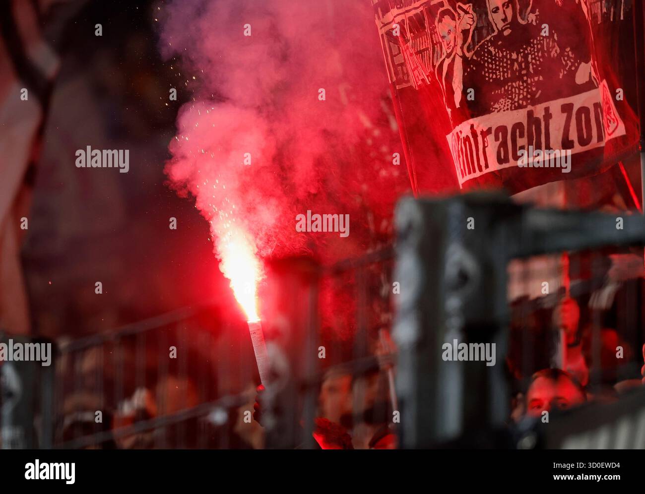 Frankfurt Am Main, Ger. 22nd Oct, 2025. v.l. Pyro, Pyrotechnik ...