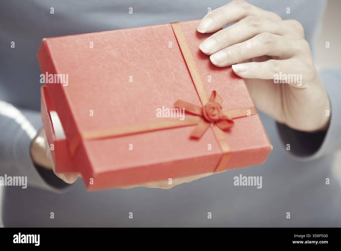 Female hand opening box hi-res stock photography and images - Alamy
