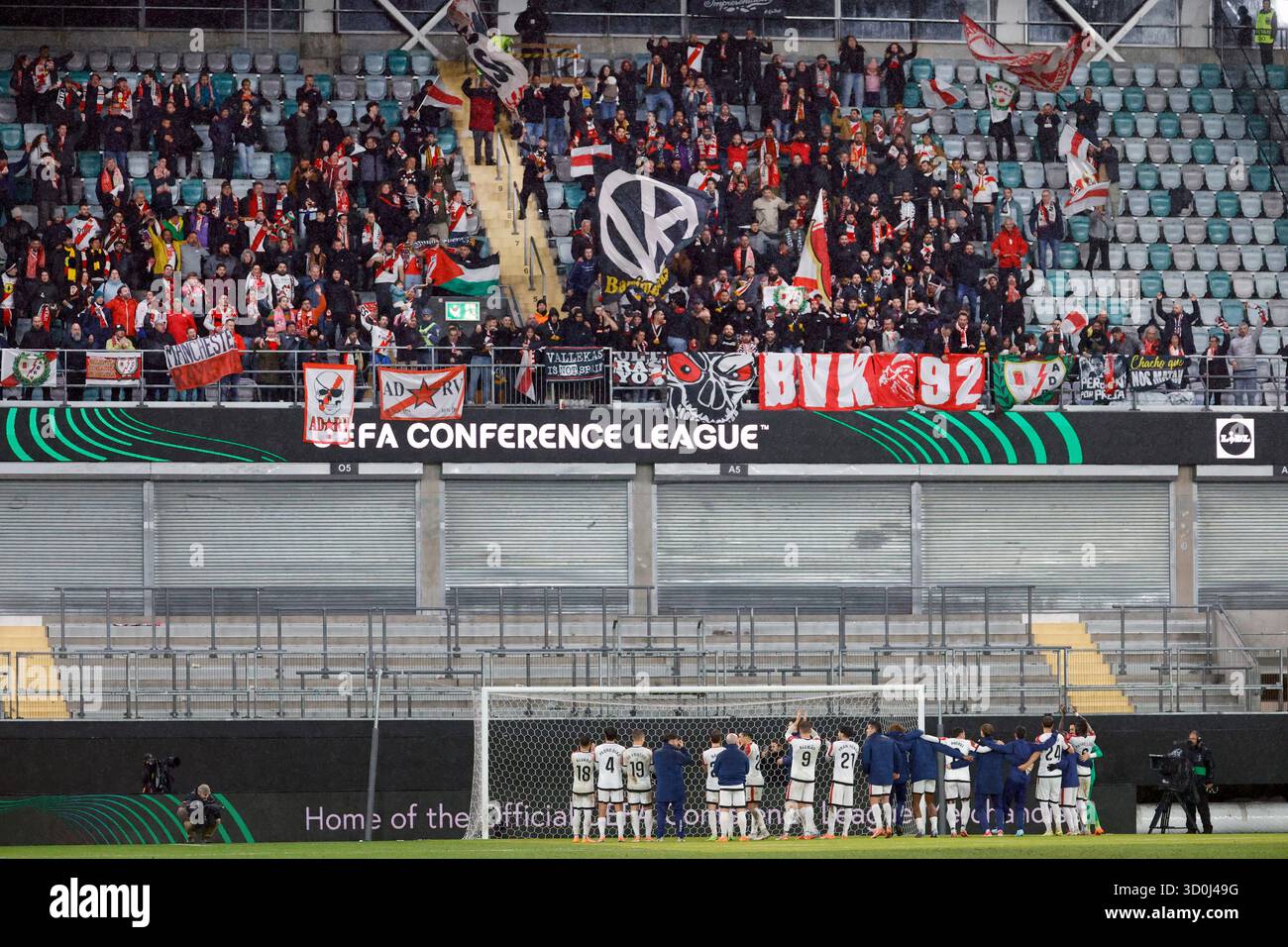 El tifo gigante de la afición antifascista del Rayo Vallecano