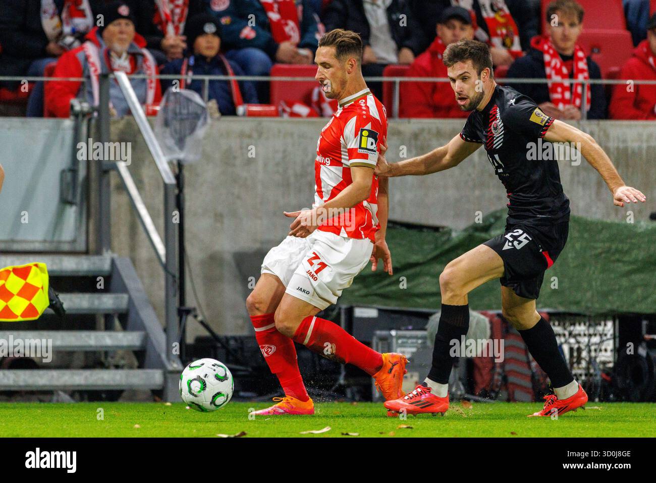 MAINZ, DEUTSCHLAND - OCTOBER 23: Dominik Kohr (1. FSV Mainz 05, 31) is ...