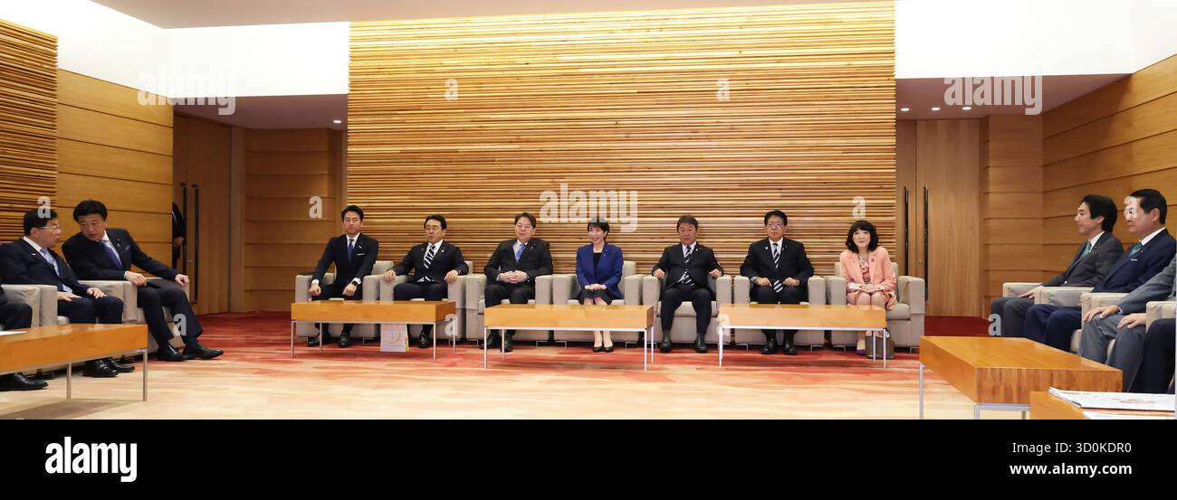 Japanese Prime Minister Sanae TAKAICHI (C) attends a cabinet meeting at ...