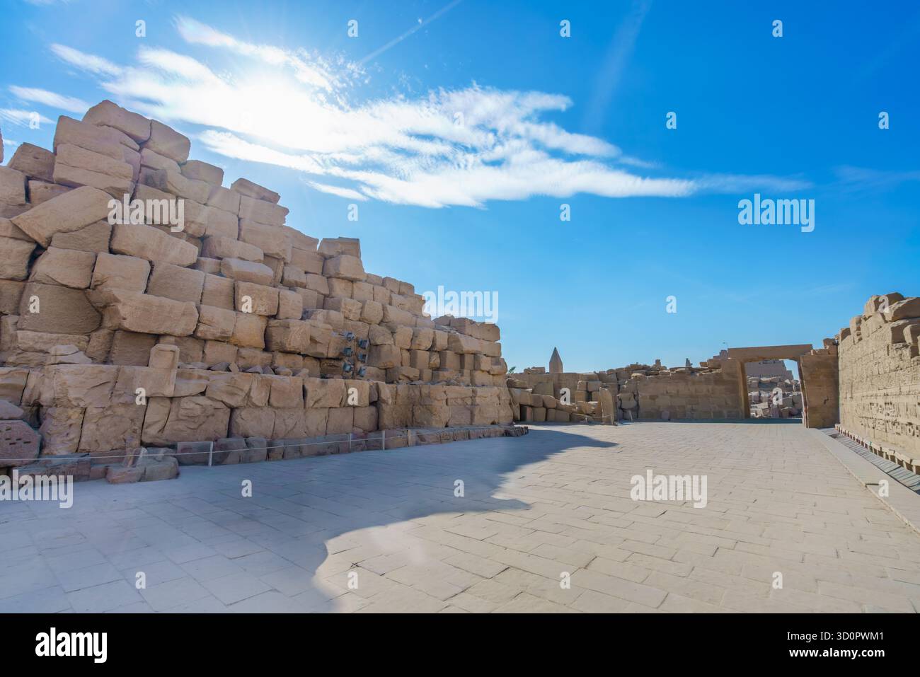 Bright courtyard white walls hi-res stock photography and images - Alamy